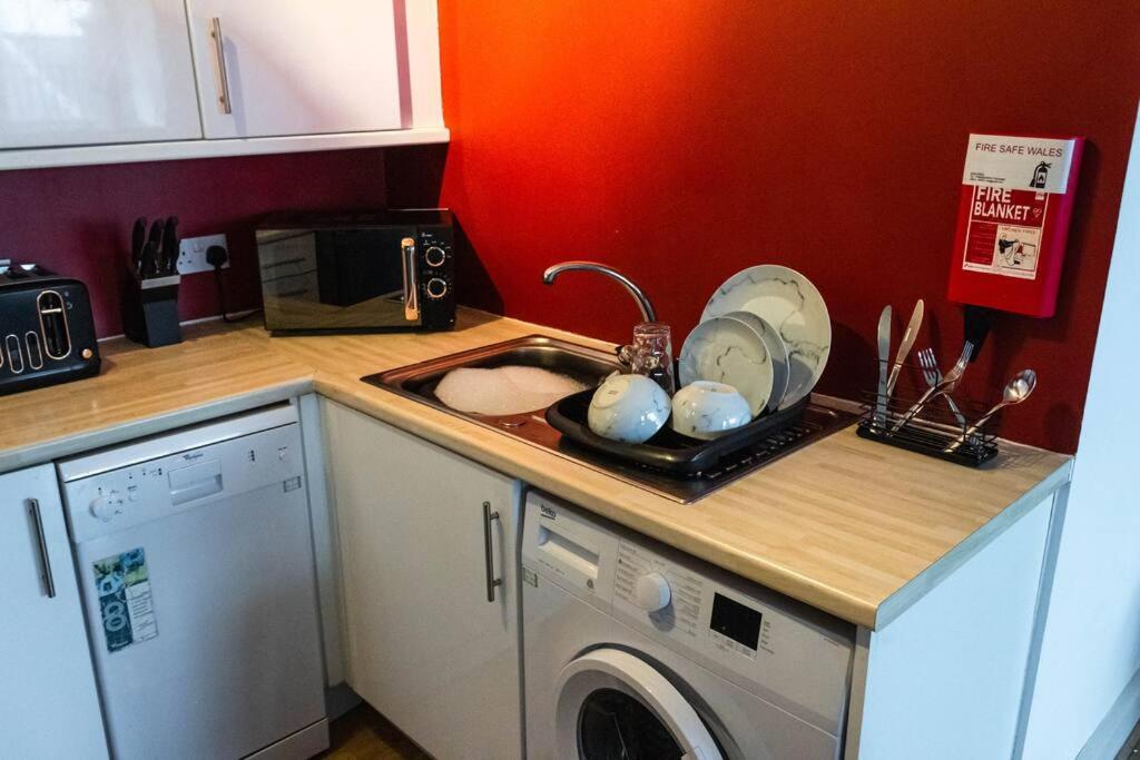 Cozy And Modern 2-Bed Apartment สวอนซี ภายนอก รูปภาพ