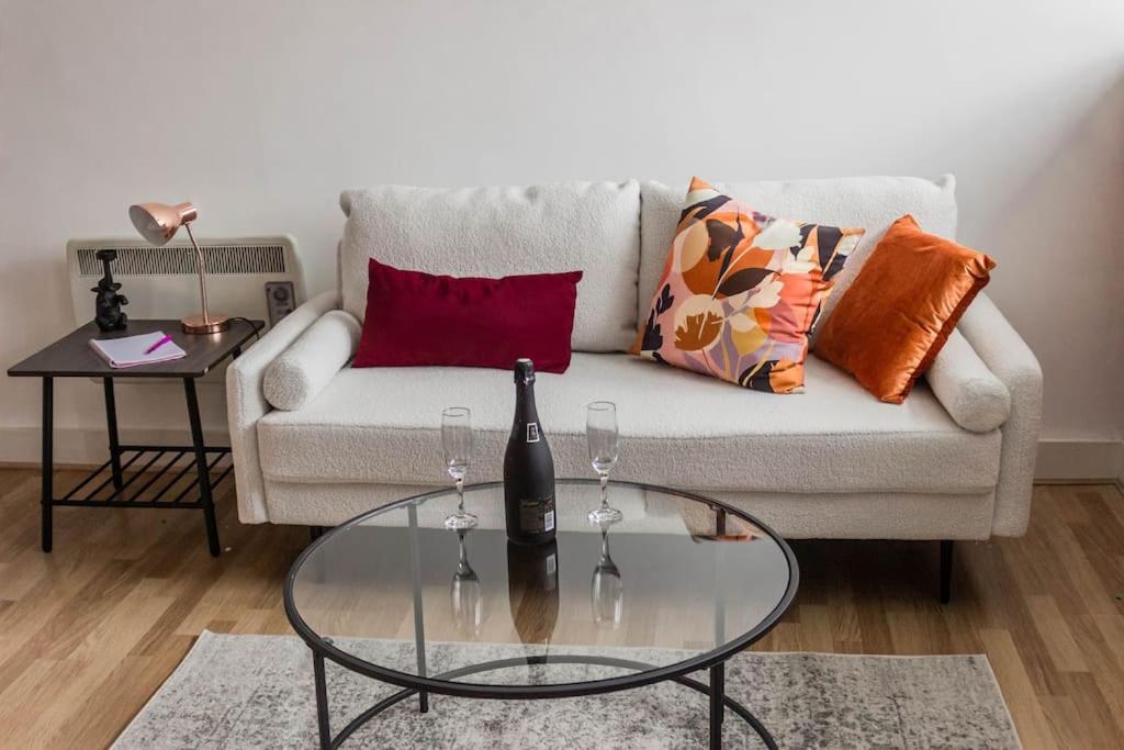 Cozy And Modern 2-Bed Apartment สวอนซี ภายนอก รูปภาพ