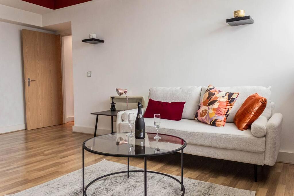 Cozy And Modern 2-Bed Apartment สวอนซี ภายนอก รูปภาพ