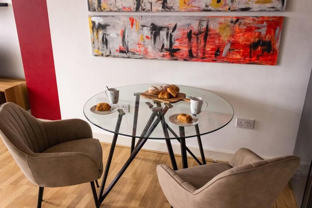 Cozy And Modern 2-Bed Apartment สวอนซี ภายนอก รูปภาพ