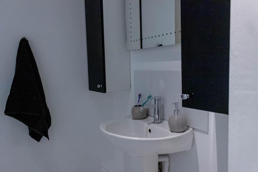 Cozy And Modern 2-Bed Apartment สวอนซี ภายนอก รูปภาพ