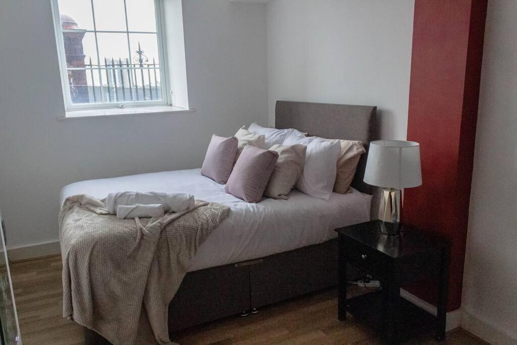 Cozy And Modern 2-Bed Apartment สวอนซี ภายนอก รูปภาพ