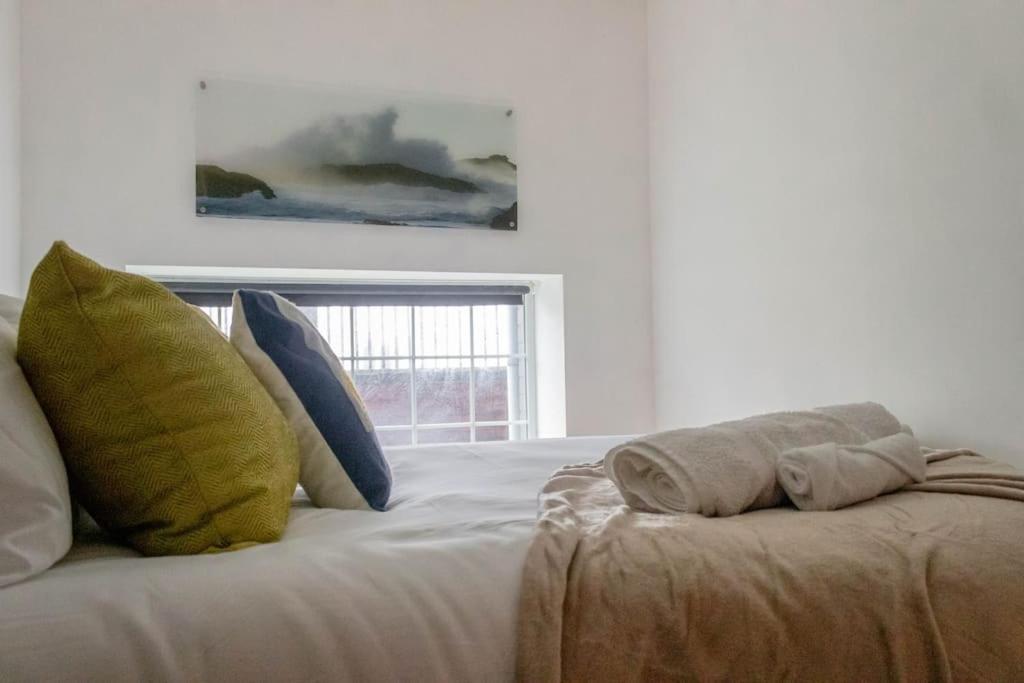 Cozy And Modern 2-Bed Apartment สวอนซี ภายนอก รูปภาพ