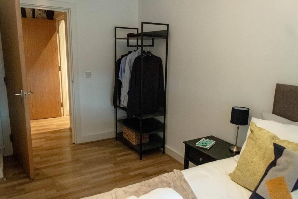 Cozy And Modern 2-Bed Apartment สวอนซี ภายนอก รูปภาพ