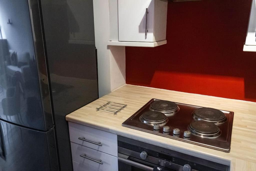 Cozy And Modern 2-Bed Apartment สวอนซี ภายนอก รูปภาพ