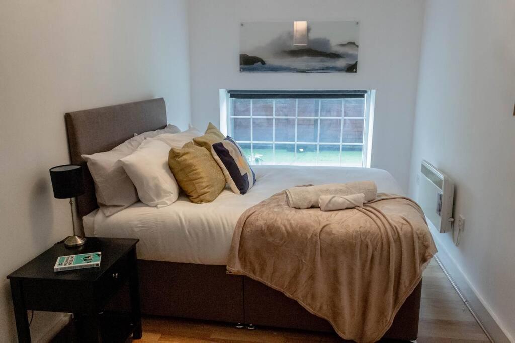 Cozy And Modern 2-Bed Apartment สวอนซี ภายนอก รูปภาพ