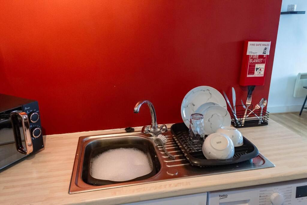 Cozy And Modern 2-Bed Apartment สวอนซี ภายนอก รูปภาพ