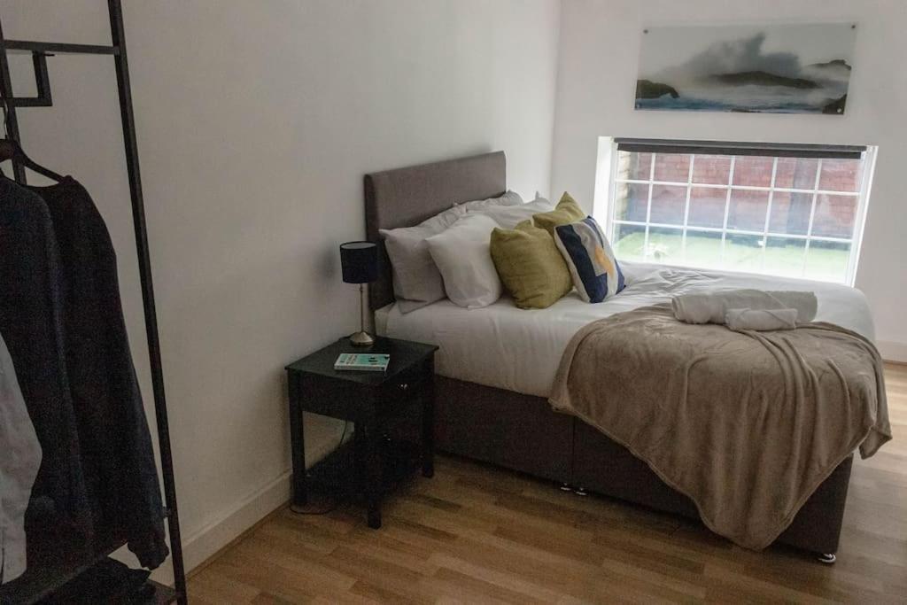 Cozy And Modern 2-Bed Apartment สวอนซี ภายนอก รูปภาพ