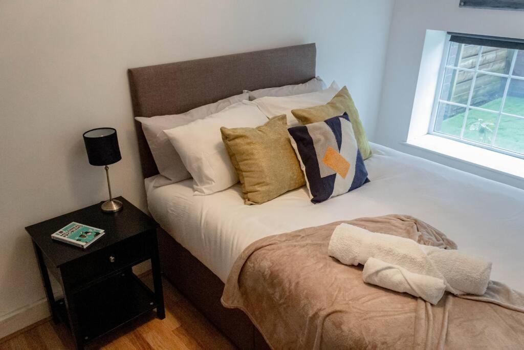 Cozy And Modern 2-Bed Apartment สวอนซี ภายนอก รูปภาพ