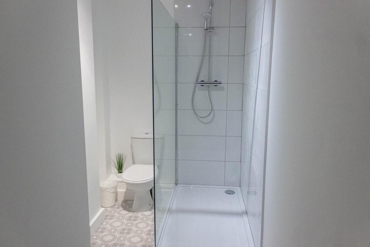 Cozy And Modern 2-Bed Apartment สวอนซี ภายนอก รูปภาพ