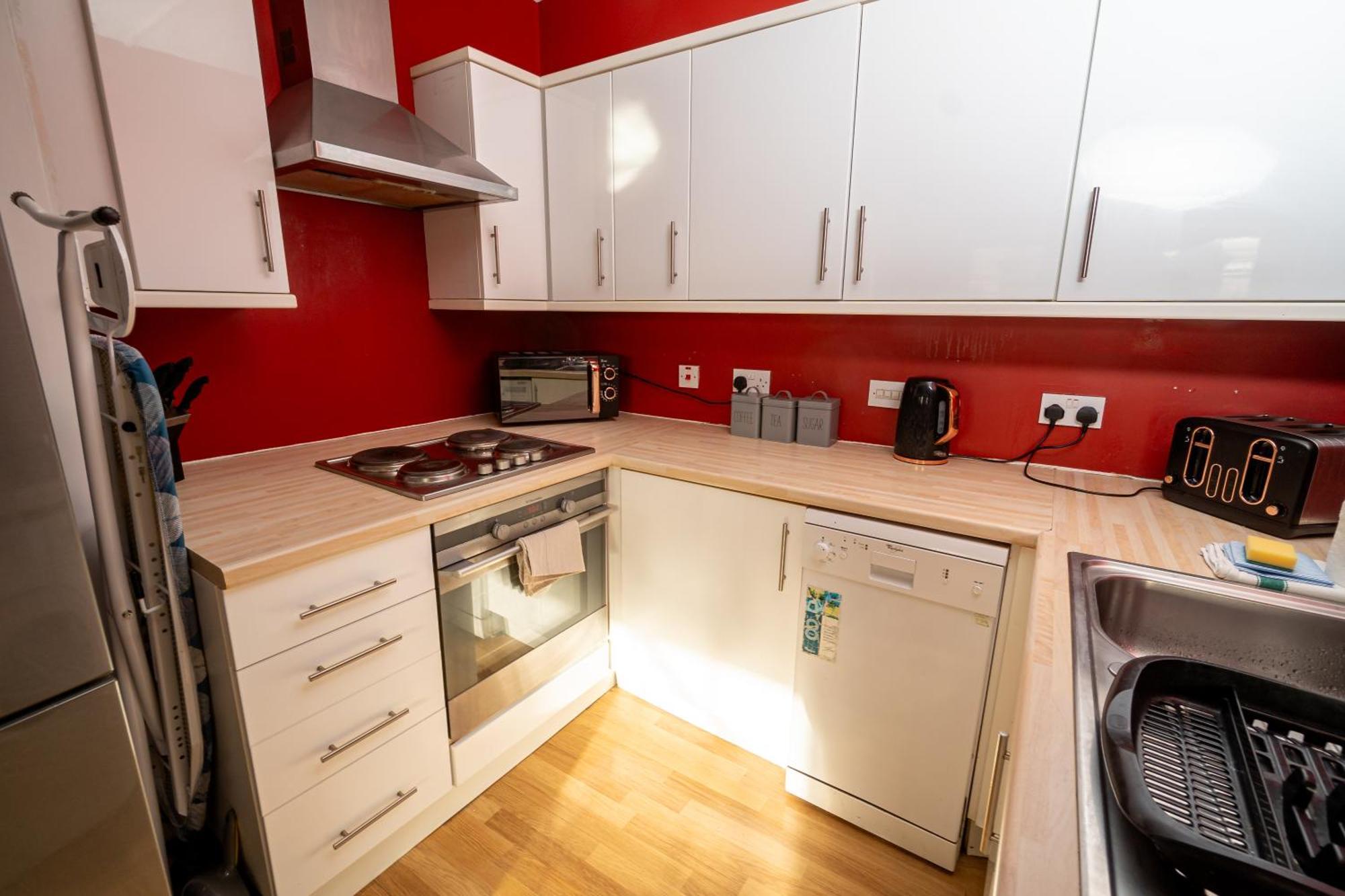 Cozy And Modern 2-Bed Apartment สวอนซี ภายนอก รูปภาพ