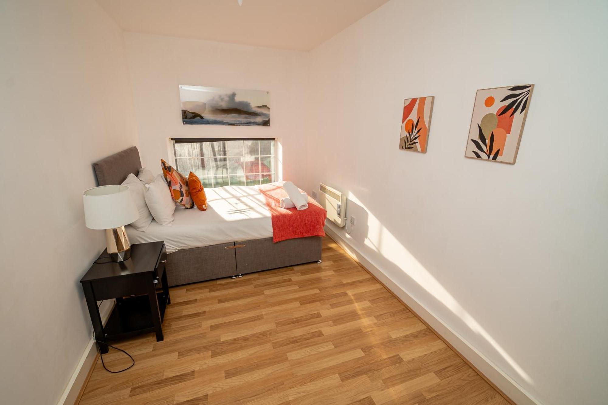 Cozy And Modern 2-Bed Apartment สวอนซี ภายนอก รูปภาพ