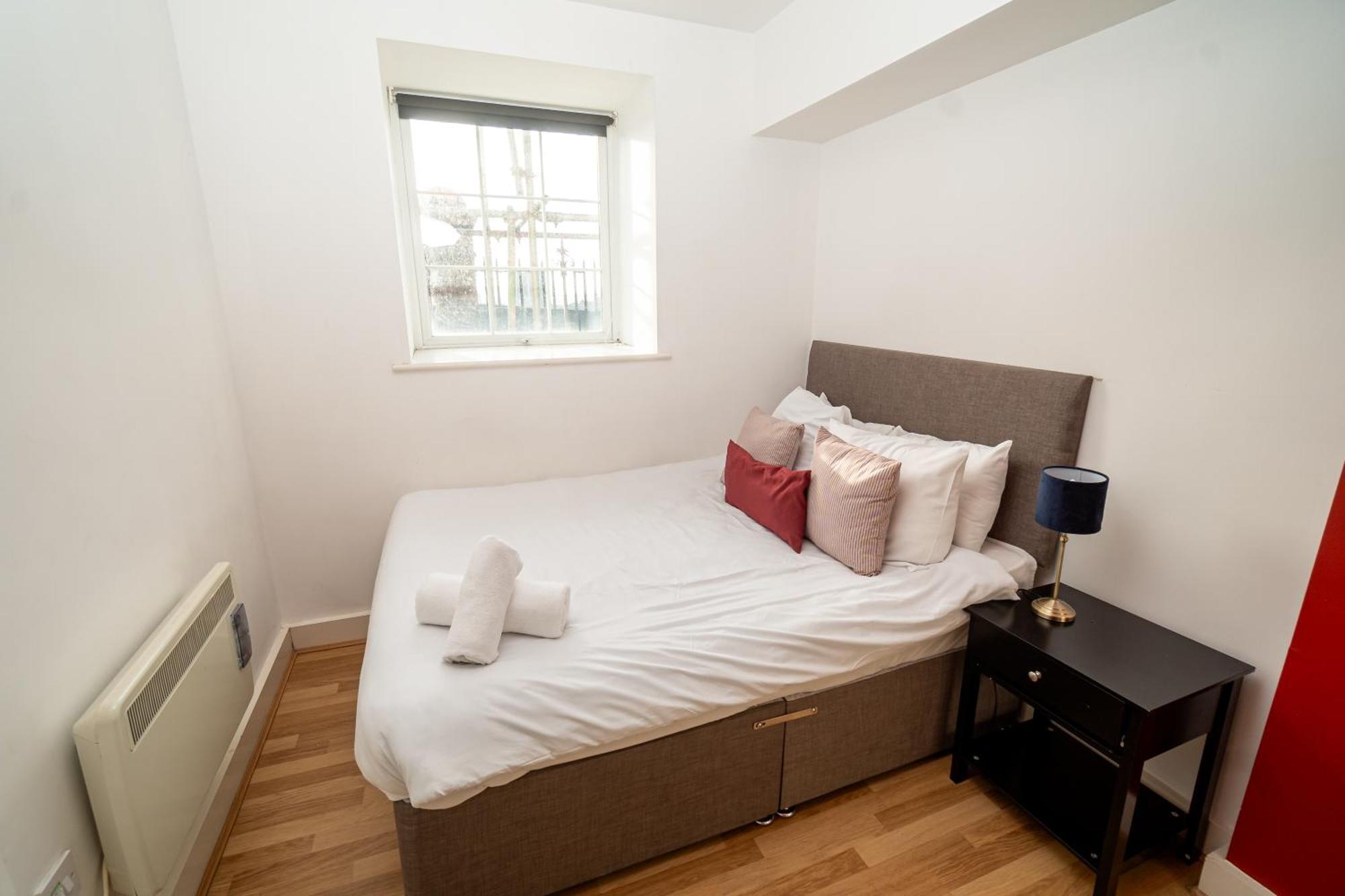 Cozy And Modern 2-Bed Apartment สวอนซี ภายนอก รูปภาพ