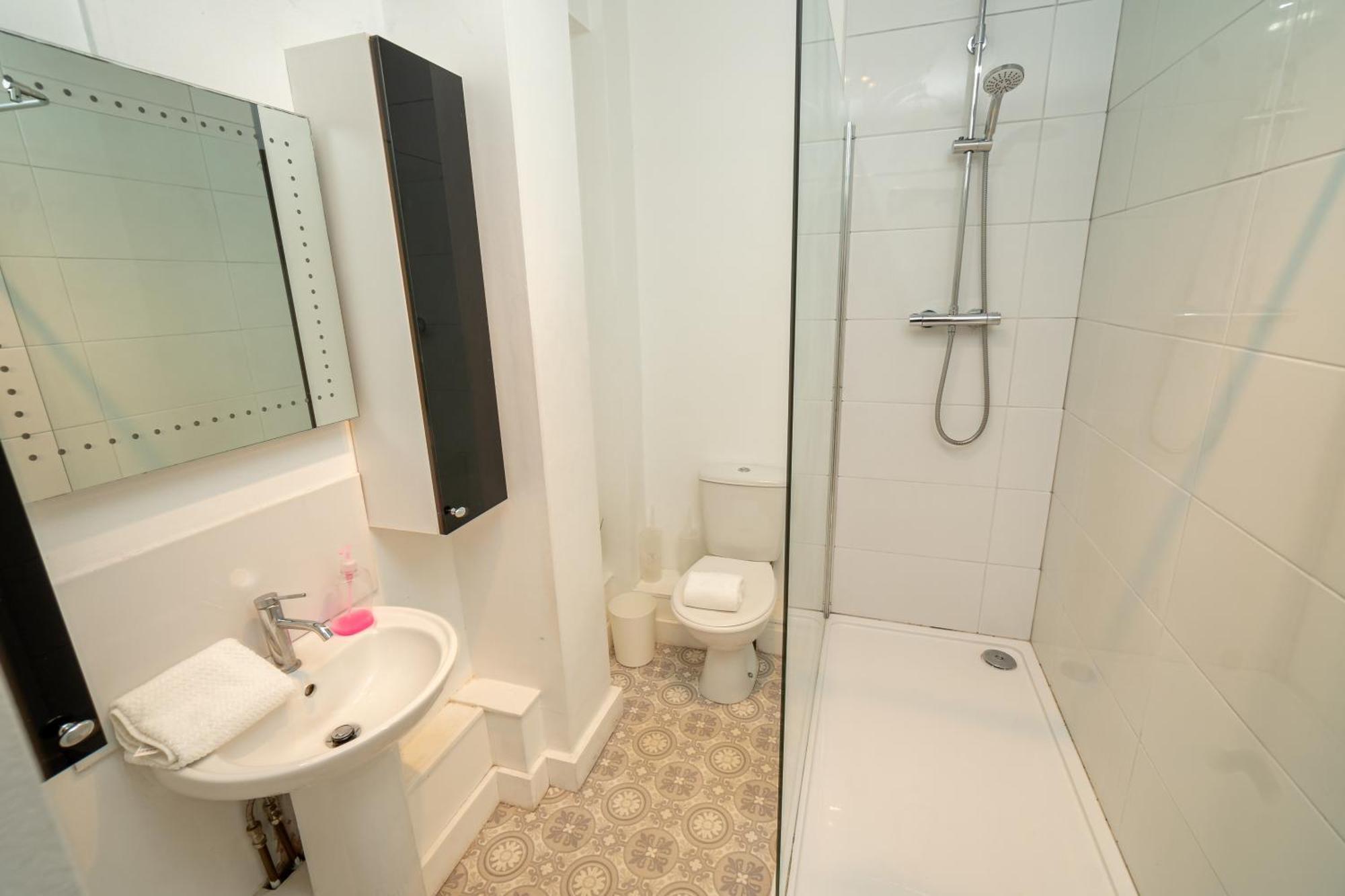 Cozy And Modern 2-Bed Apartment สวอนซี ภายนอก รูปภาพ