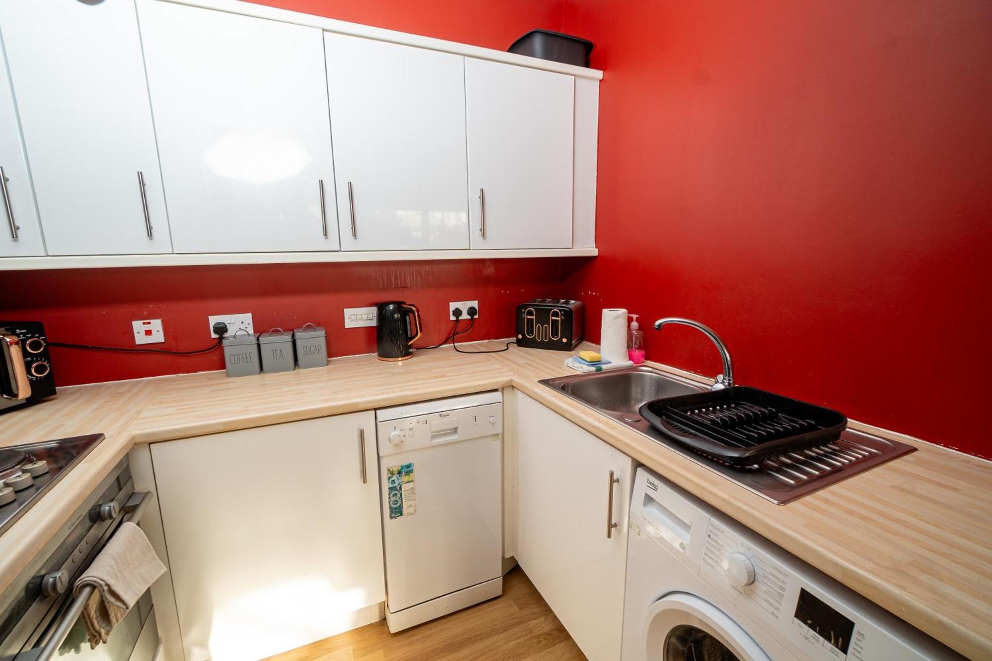 Cozy And Modern 2-Bed Apartment สวอนซี ภายนอก รูปภาพ