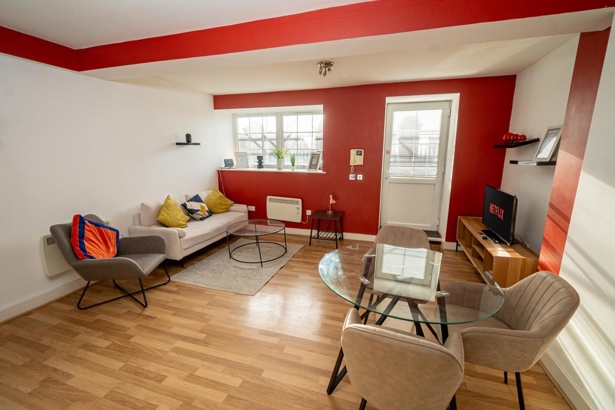Cozy And Modern 2-Bed Apartment สวอนซี ภายนอก รูปภาพ